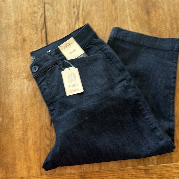 New St. John's Bay Capri, 10, Dark Rinse Blue, Slenderizing! - Picture 2 of 10